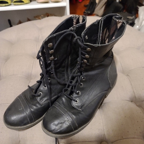 trending black boots